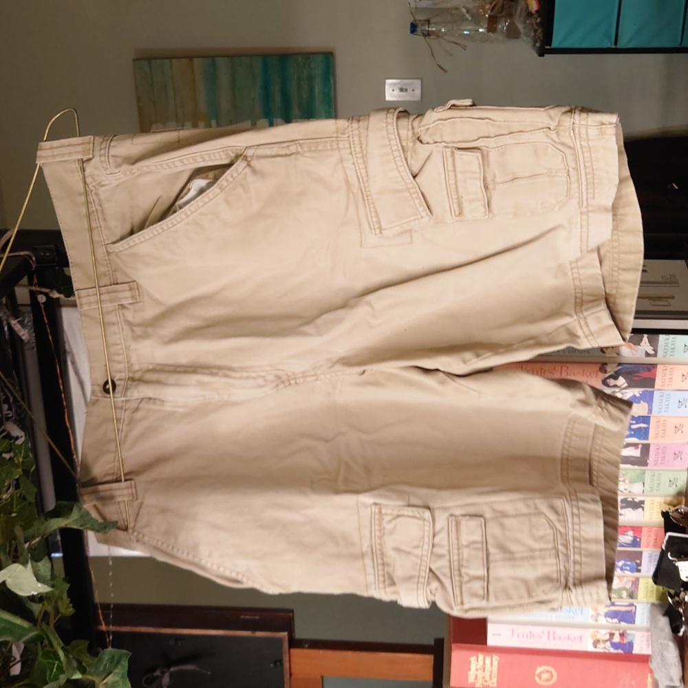 Basic edition khaki shorts